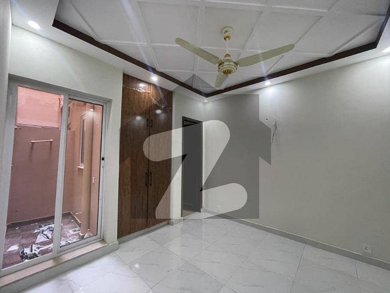 سادات ٹاؤن لاہور میں 3 کمروں کا 3 مرلہ مکان 60.0 ہزار میں کرایہ پر دستیاب ہے۔