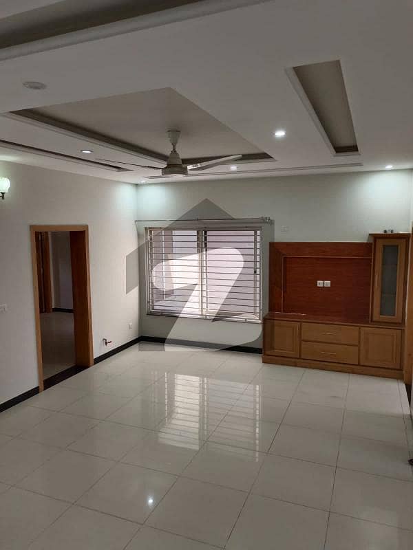 30x60 upper portion for rent in G13
