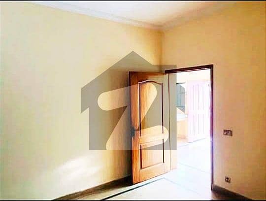 خیابانِ امین ۔ بلاک ای خیابانِ امین,لاہور میں 2 کمروں کا 5 مرلہ فلیٹ 68.0 لاکھ میں برائے فروخت۔