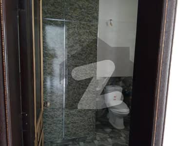 ڈی ایچ اے فیز 8 ڈیفنس (ڈی ایچ اے),لاہور میں 4 کمروں کا 10 مرلہ مکان 1.2 لاکھ میں کرایہ پر دستیاب ہے۔