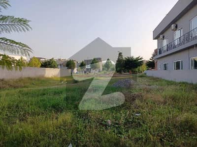 1 Kanal Park Facing Solid Land Plot Available For Sale Near To Main Entrance, Beacon House School & Zoo!!