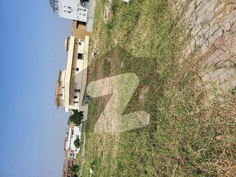 One Kanal Levelled & Solid Land Plot South Face Galli Corner Surrounded By Constructed & Occupied Houses On Back Of 1st Avenue Near To Park & Commercial Builders Location Plot & Ideal For Living