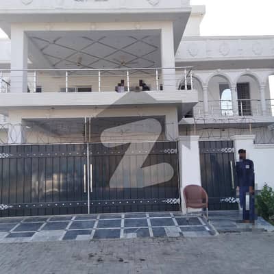 خیابانِ ظفر لاہور میں 11 کمروں کا 2 کنال عمارت 18.0 کروڑ میں برائے فروخت۔