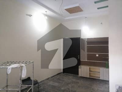 ملت روڈ فیصل آباد میں 4 کمروں کا 2 مرلہ مکان 75.0 لاکھ میں برائے فروخت۔