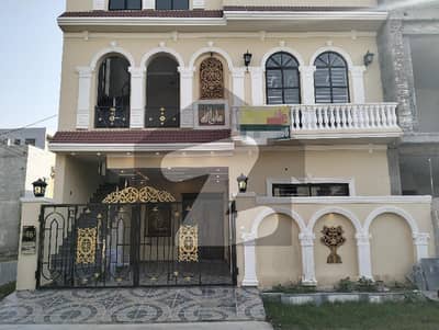واپڈا ٹاؤن لاہور میں 6 کمروں کا 7 مرلہ مکان 3.2 کروڑ میں برائے فروخت۔