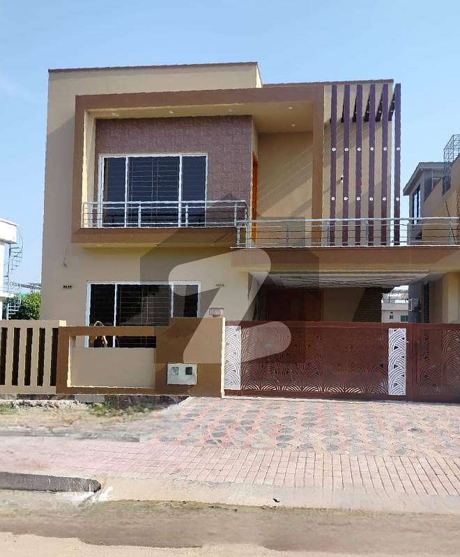 بحریہ ٹاؤن فیز 8 بحریہ ٹاؤن راولپنڈی,راولپنڈی میں 5 کمروں کا 10 مرلہ مکان 4.9 کروڑ میں برائے فروخت۔