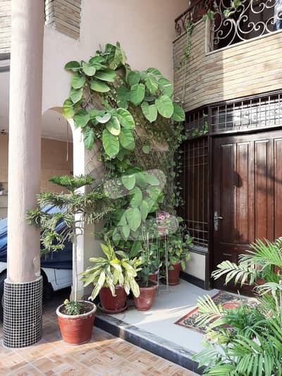 ڈی ایچ اے فیز 4 ڈی ایچ اے ڈیفینس,کراچی میں 4 کمروں کا 12 مرلہ مکان 7.5 کروڑ میں برائے فروخت۔