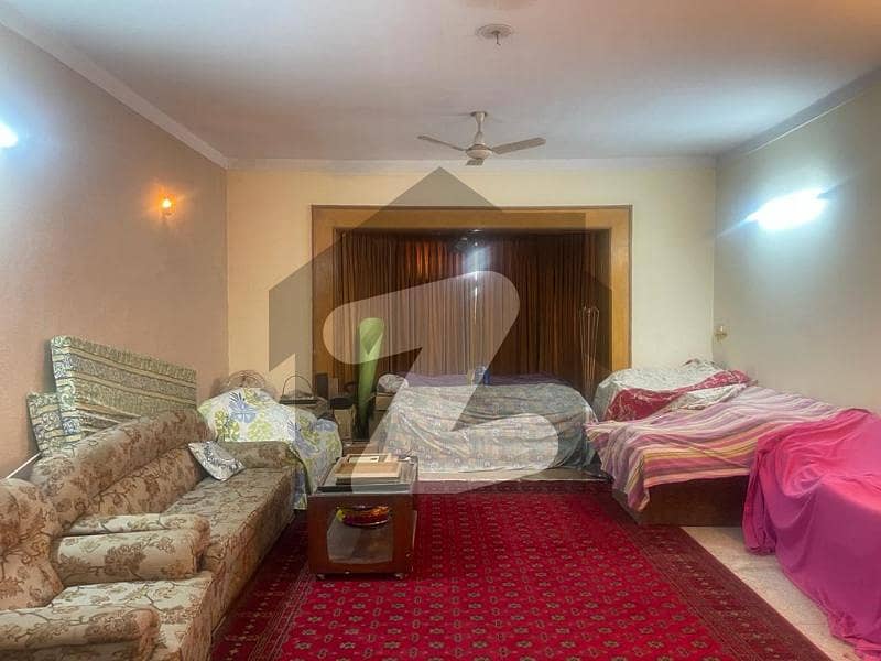 حیات آباد فیز 1 حیات آباد,پشاور میں 8 کمروں کا 1 کنال مکان 6.2 کروڑ میں برائے فروخت۔