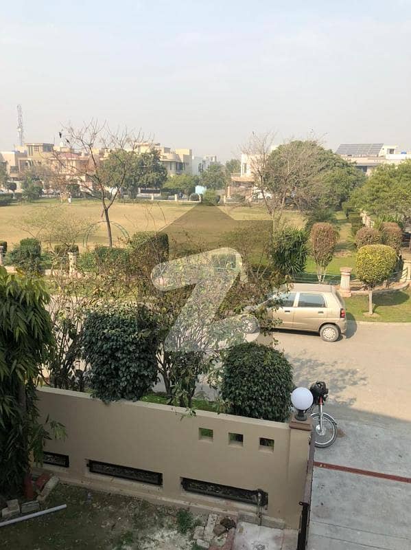 گرین سٹی لاہور میں 9 مرلہ مکان 3.5 کروڑ میں برائے فروخت۔