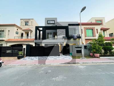 بحریہ ٹاؤن لاہور میں 5 کمروں کا 10 مرلہ مکان 3.95 کروڑ میں برائے فروخت۔