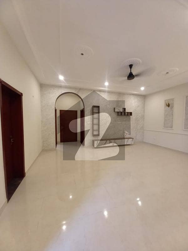 ویلینشیاء ۔ بلاک اے ویلینشیاء ہاؤسنگ سوسائٹی,لاہور میں 5 کمروں کا 10 مرلہ مکان 3.95 کروڑ میں برائے فروخت۔