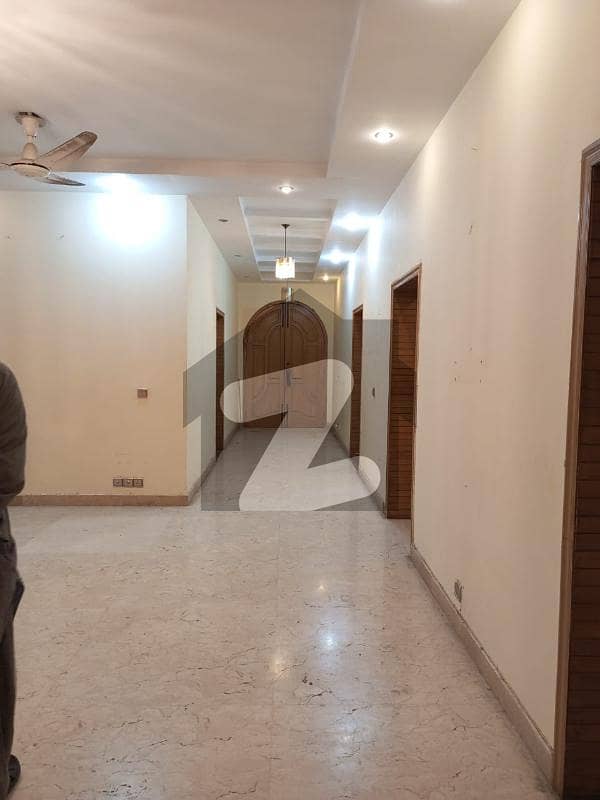 ایف ۔ 10 اسلام آباد میں 3 کمروں کا 1 کنال بالائی پورشن 2.2 لاکھ میں کرایہ پر دستیاب ہے۔