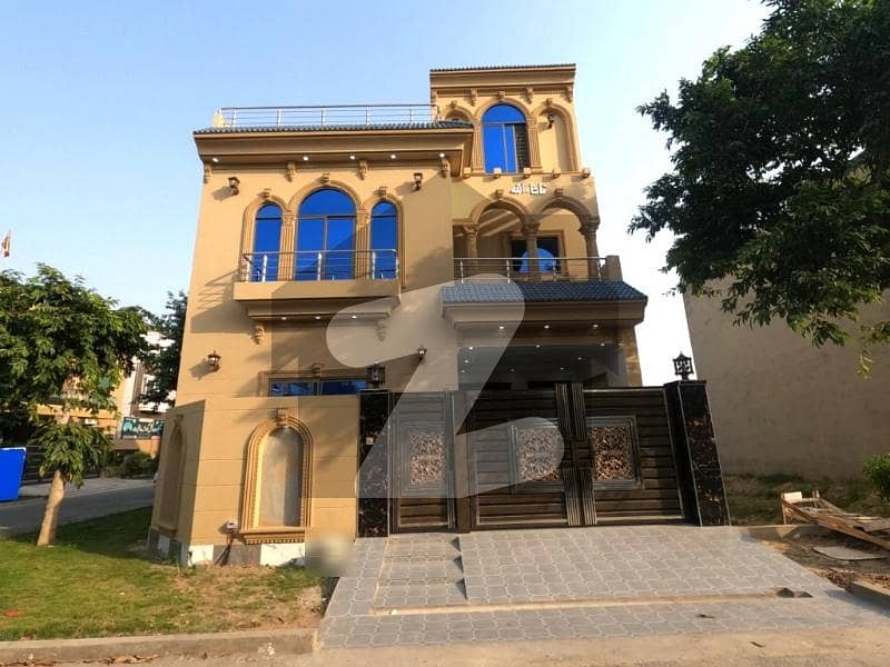 5.50 Marla Corner House Sale B Block Phase-2 LDA Approved Area 40 Fit Road