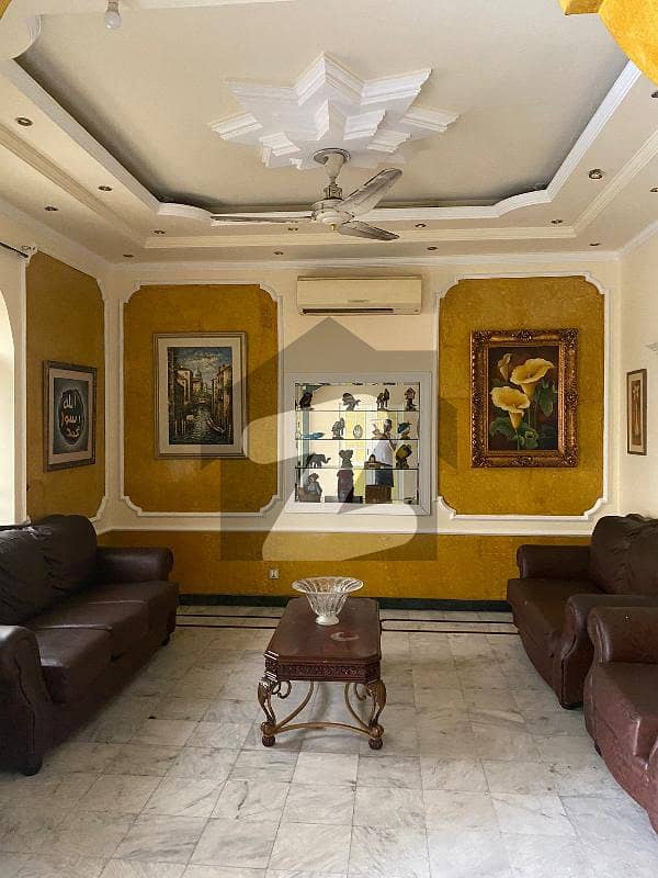 گلبرگ لاہور میں 11 کمروں کا 4 کنال عمارت 25.0 لاکھ میں کرایہ پر دستیاب ہے۔