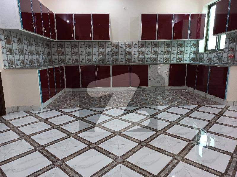 مدینہ ٹاؤن فیصل آباد میں 5 کمروں کا 10 مرلہ مکان 2.7 کروڑ میں برائے فروخت۔