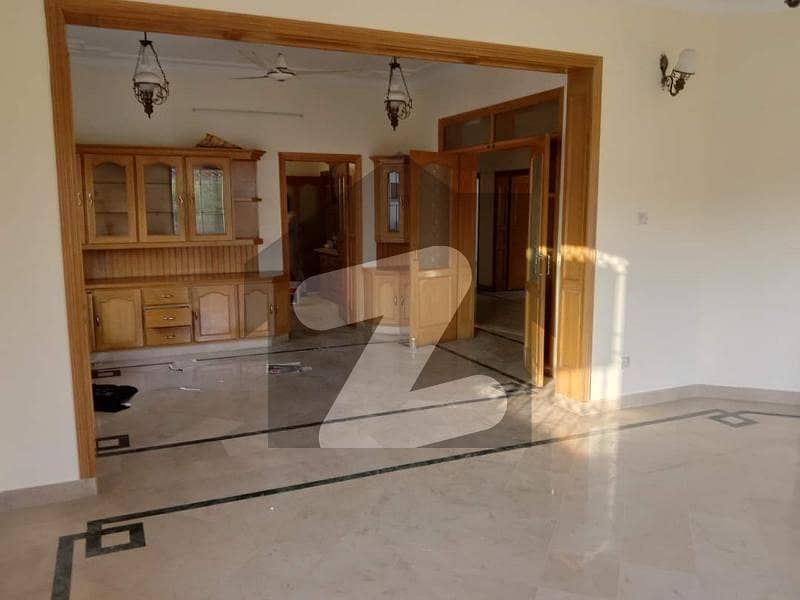 ایف ۔ 11 اسلام آباد میں 6 کمروں کا 1 کنال مکان 3.5 لاکھ میں کرایہ پر دستیاب ہے۔