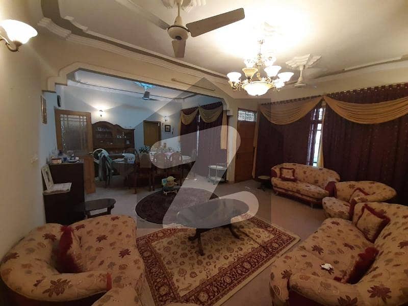 400 Sqyd Well Maintained House Luxurious 6 Bedrooms Drawing Room & Lounge Few Steps From University Road