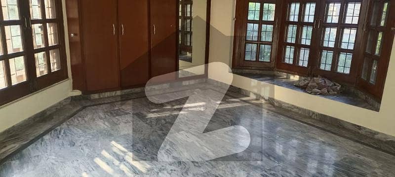ماڈل ٹاؤن لاہور میں 5 کمروں کا 1 کنال مکان 2.25 لاکھ میں کرایہ پر دستیاب ہے۔