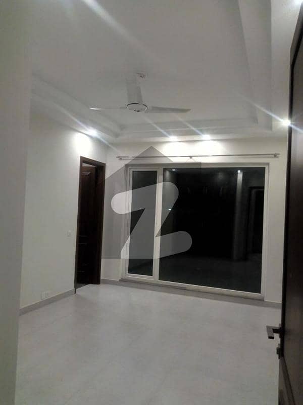کینٹ لاہور میں 7 کمروں کا 1 کنال مکان 5.0 لاکھ میں کرایہ پر دستیاب ہے۔