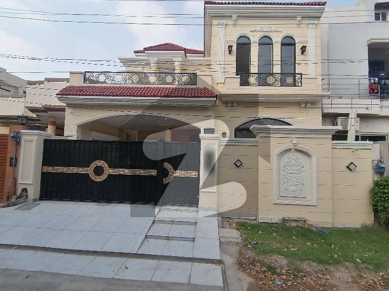 Prime Location House Sized 10 Marla In Wapda Town Phase 1 - Block C
