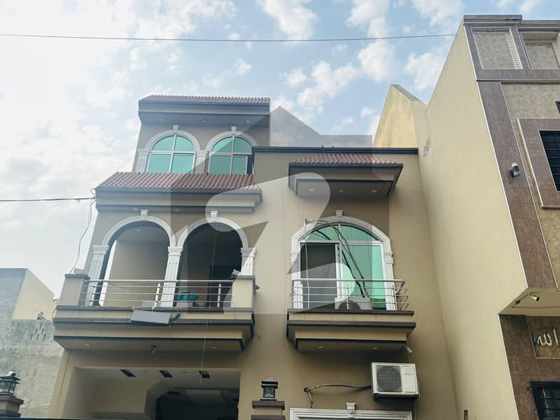 مرغزار آفیسرز کالونی لاہور میں 4 کمروں کا 8 مرلہ مکان 2.6 کروڑ میں برائے فروخت۔