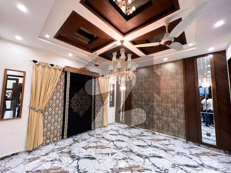 گلشنِِِ راوی ۔ بلاک جی گلشنِ راوی,لاہور میں 5 کمروں کا 10 مرلہ مکان 6.0 کروڑ میں برائے فروخت۔