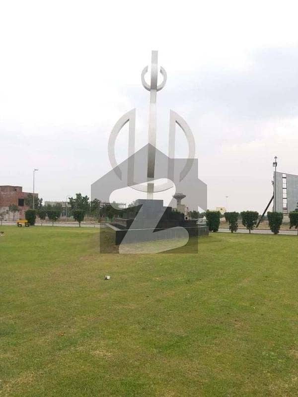 بحریہ ٹاؤن لاہور میں 1 کنال رہائشی پلاٹ 1.48 کروڑ میں برائے فروخت۔