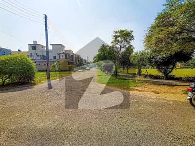 10 MARLA FACING PARK PLOT FOR SALE IN VALENCIA TOWN