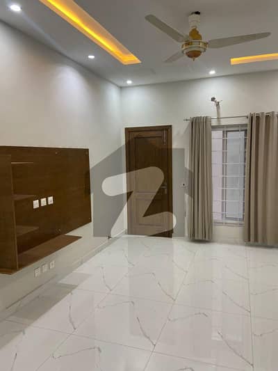 ڈی ایچ اے ڈیفینس فیز 2 ڈی ایچ اے ڈیفینس,اسلام آباد میں 6 کمروں کا 1 کنال مکان 1.8 لاکھ میں کرایہ پر دستیاب ہے۔