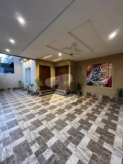 ستیانہ روڈ فیصل آباد میں 5 کمروں کا 10 مرلہ مکان 3.55 کروڑ میں برائے فروخت۔