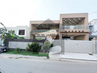 نواب ٹاؤن - بلاک بی نواب ٹاؤن,لاہور میں 7 کمروں کا 1 کنال مکان 5.3 کروڑ میں برائے فروخت۔