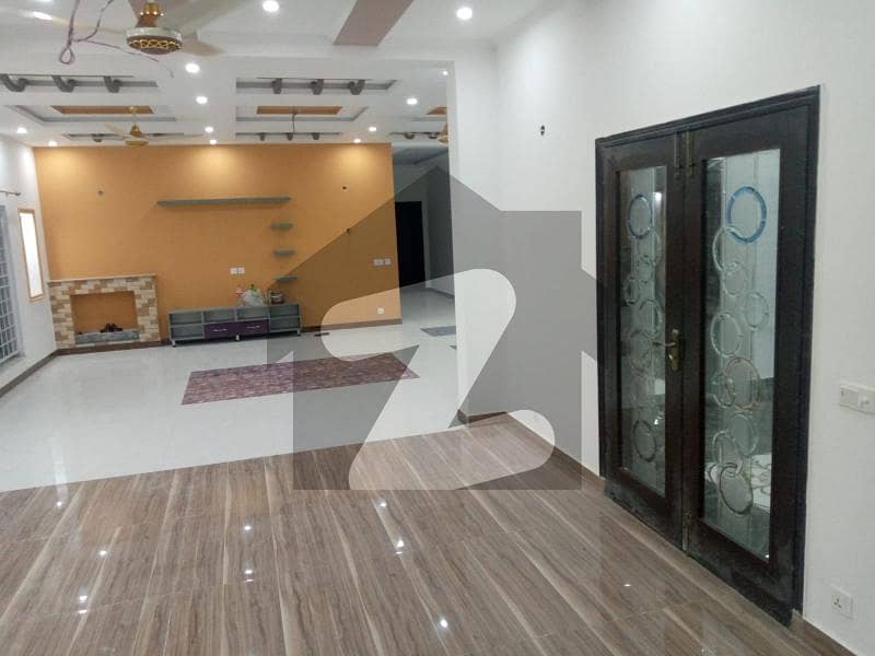 اسٹیٹ لائف ہاؤسنگ سوسائٹی لاہور میں 6 کمروں کا 1 کنال مکان 5.9 کروڑ میں برائے فروخت۔