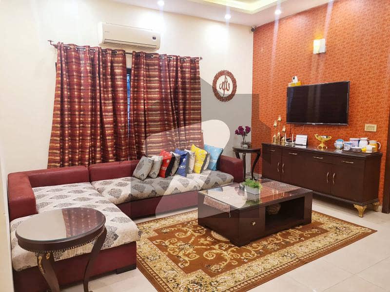 ڈی ایچ اے فیز 8 ڈیفنس (ڈی ایچ اے),لاہور میں 4 کمروں کا 10 مرلہ مکان 4.5 کروڑ میں برائے فروخت۔