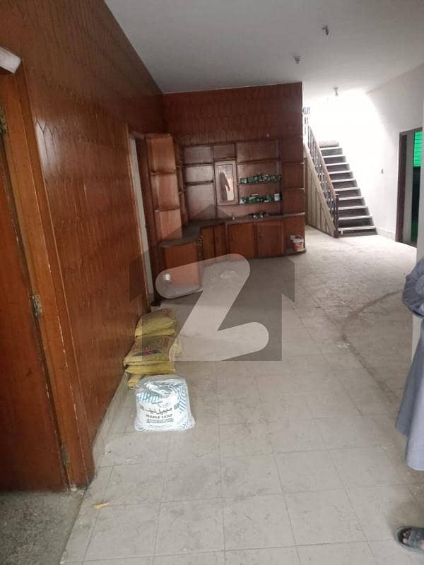 گارڈن ٹاؤن - احمد بلاک گارڈن ٹاؤن,لاہور میں 5 کمروں کا 1 کنال مکان 3.5 لاکھ میں کرایہ پر دستیاب ہے۔