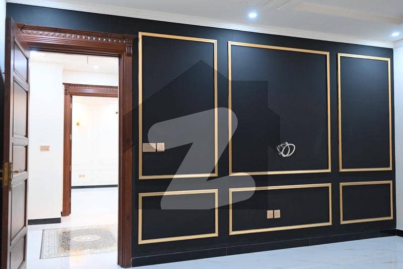 رضا ٹاؤن فیصل آباد میں 6 کمروں کا 1 کنال مکان 7.6 کروڑ میں برائے فروخت۔