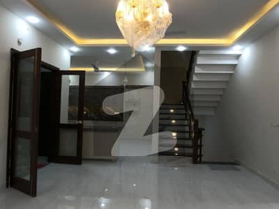 ڈی ایچ اے فیز 7 ایکسٹینشن ڈی ایچ اے ڈیفینس,کراچی میں 5 کمروں کا 5 مرلہ مکان 5.5 کروڑ میں برائے فروخت۔