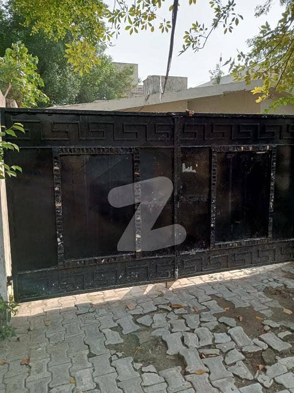 کینٹ لاہور میں 4 کمروں کا 1 کنال مکان 10.0 کروڑ میں برائے فروخت۔
