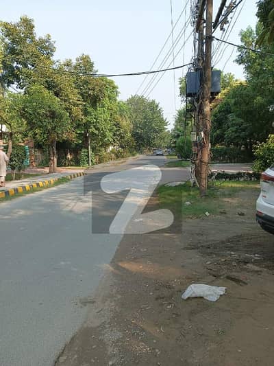 کینٹ لاہور میں 1 کنال رہائشی پلاٹ 10.0 کروڑ میں برائے فروخت۔