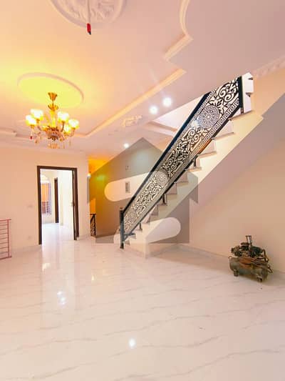 وینس ہاؤسنگ سکیم لاہور میں 5 کمروں کا 6 مرلہ مکان 1.95 کروڑ میں برائے فروخت۔