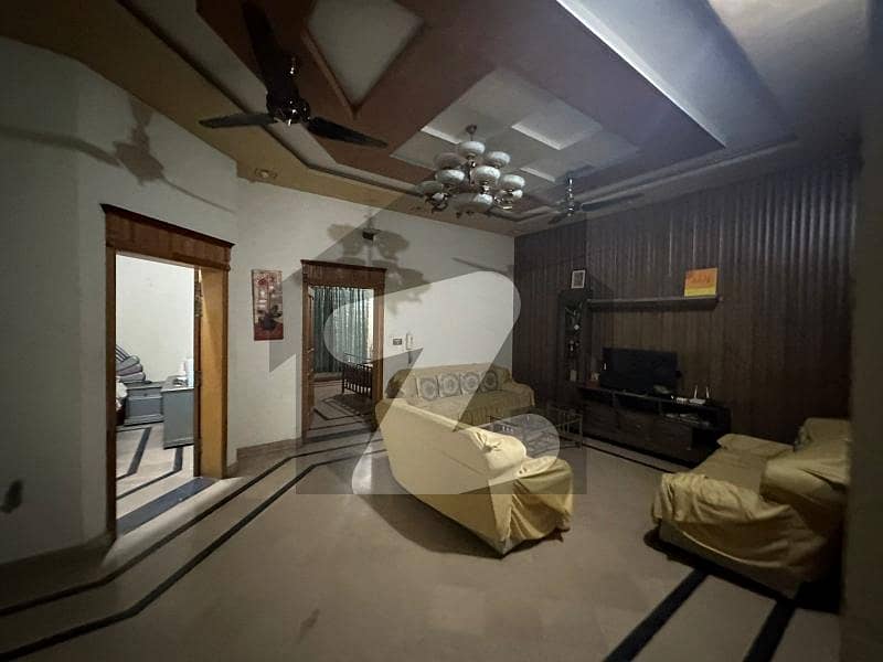 ڈی سی کالونی - ستلج بلاک ڈی سی کالونی,گوجرانوالہ میں 4 کمروں کا 10 مرلہ مکان 2.6 کروڑ میں برائے فروخت۔
