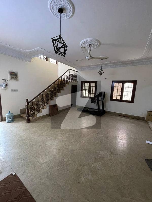 کلفٹن کراچی میں 3 کمروں کا 10 مرلہ مکان 1.65 لاکھ میں کرایہ پر دستیاب ہے۔