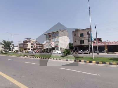 8 MARLA PLOT AVAILABLE ON BEST LOCATION OF VALENCIA TOWN LAHORE FOR SALE