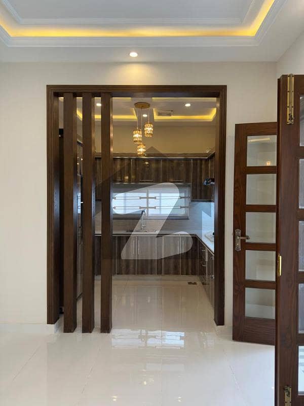 بحریہ ٹاؤن ۔ اوورسیز سی بحریہ ٹاؤن اوورسیز انکلیو,بحریہ ٹاؤن,لاہور میں 5 کمروں کا 10 مرلہ مکان 1.0 لاکھ میں کرایہ پر دستیاب ہے۔