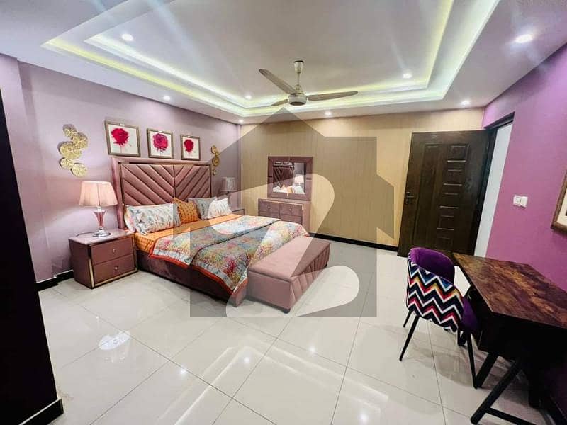 طارق گارڈنز لاہور میں 5 کمروں کا 10 مرلہ مکان 4.25 کروڑ میں برائے فروخت۔