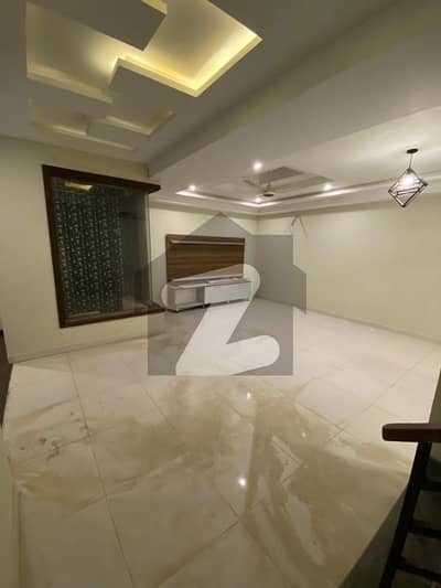 ڈی ایچ اے فیز 8 ڈی ایچ اے ڈیفینس,کراچی میں 4 کمروں کا 4 مرلہ مکان 4.25 کروڑ میں برائے فروخت۔