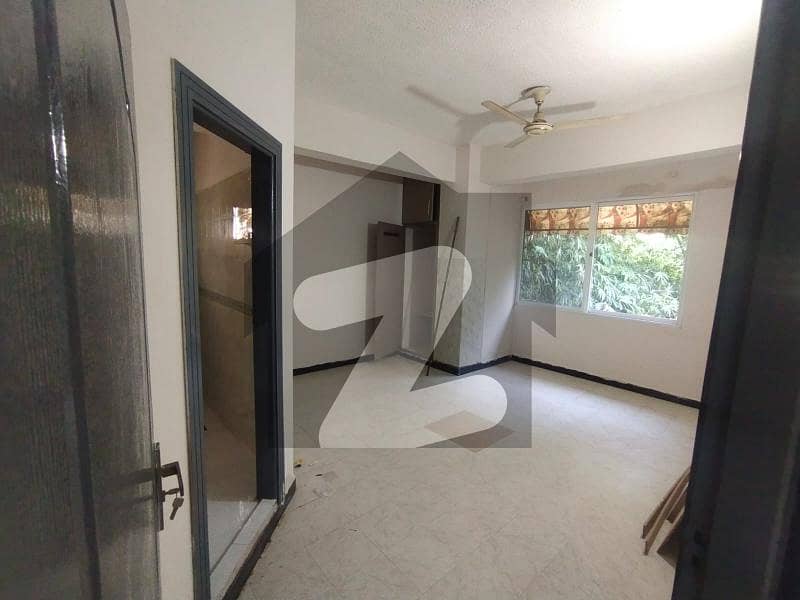 3 Bed Flat For Sale In G-11/3 3 Bed Flat For Sale In G-11/3