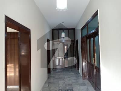 10 Marla Beautiful Location House Available For Rent