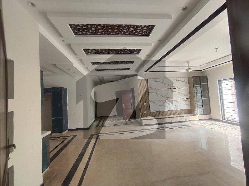 سکھ چین گارڈنز لاہور میں 6 کمروں کا 1 کنال مکان 2.5 لاکھ میں کرایہ پر دستیاب ہے۔
