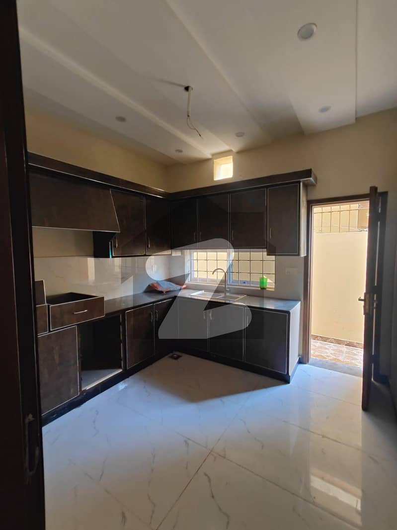 پی سی ایس آئی آر سٹاف کالونی لاہور میں 5 کمروں کا 8 مرلہ مکان 3.3 کروڑ میں برائے فروخت۔
