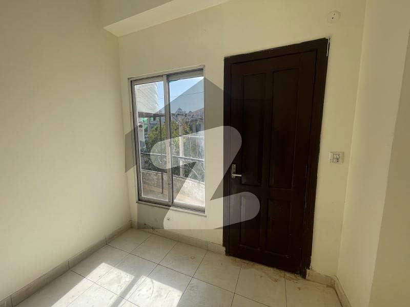 flat available Two bed no Sui gass